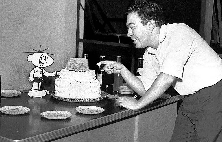 O quadrinista Maurício de Sousa comemora a milésima tirinha do Cebolinha, em 1966