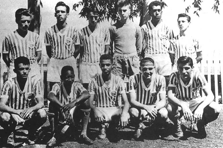 Pelé (o segundo sentado da esq. para a dir) com os companheiros do BAC (Bauru Atlético Clube), quando tinha 13 anos