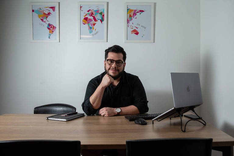 Raphael Magalhães Farias Menezes, vinte e nove anos, gerente de cliente e estudante do MBA comportamento e ciência do consumo, na ESPM, na casa dele em Cerqueira César.