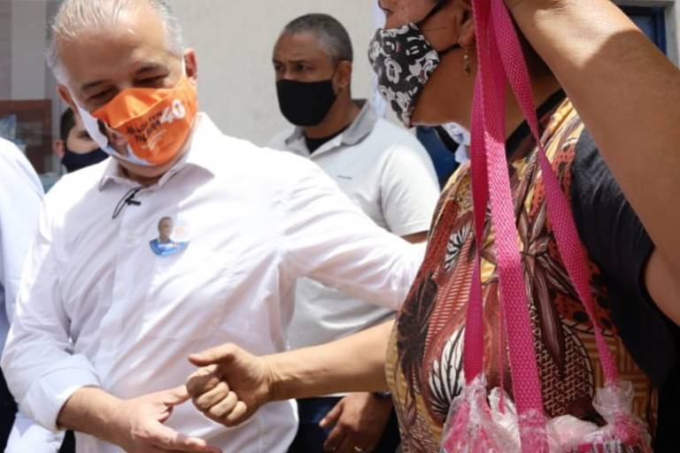 Candidatos geram aglomerações e tiram máscaras em campanha de rua
