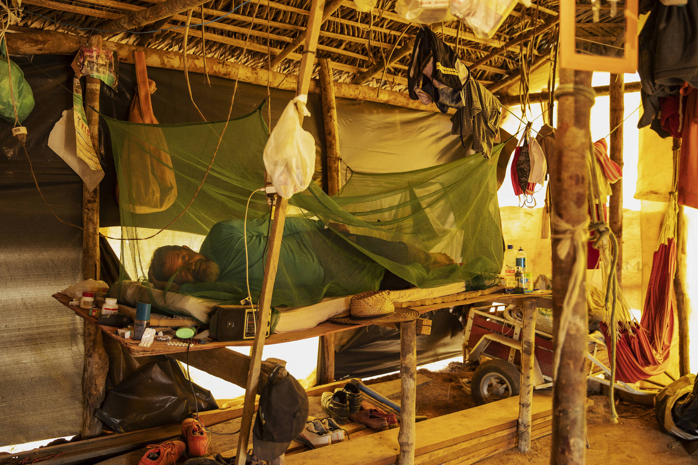 O sem-terra Sebastião Pereira, 70, descansa em sua barraca em um acampamento na vila do Rio Pardo, em Rondônia