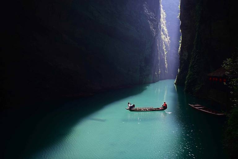 Turistas andam de bote em cânion na China; veja fotos de hoje
