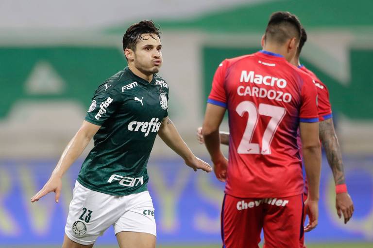 Raphael Veiga comemora gol palmeirense na goleada por 5 a 0 sobre o Tigre

