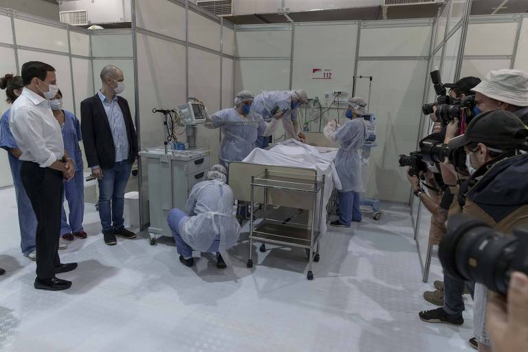 Bruno Covas e João Doria durante visita a hospital de campanha para pacientes com coronavírus, em abril de 2020