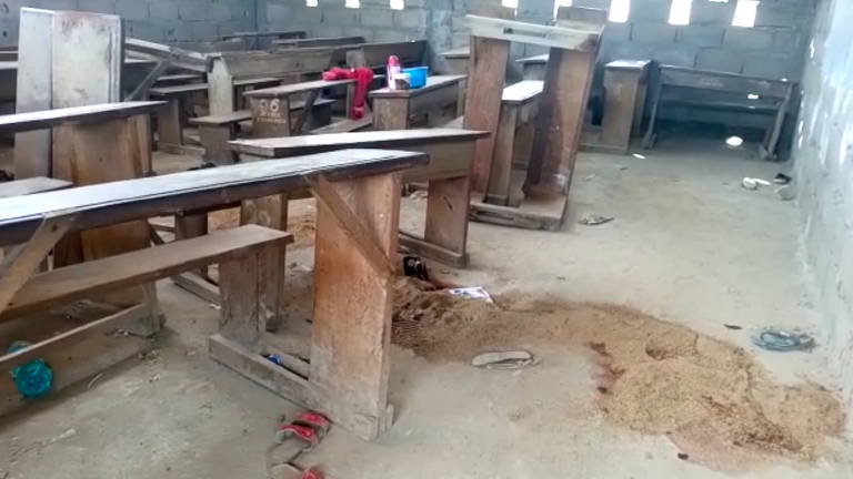 Sala de aula de escola após ataque por homens armados na cidade de Kumba, em Camarões