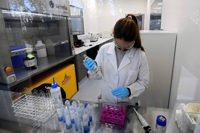 Cientista de laboratório em Garin, na província de Buenos Aires, trabalha em desenvolvimento de vacina contra a Covid-19