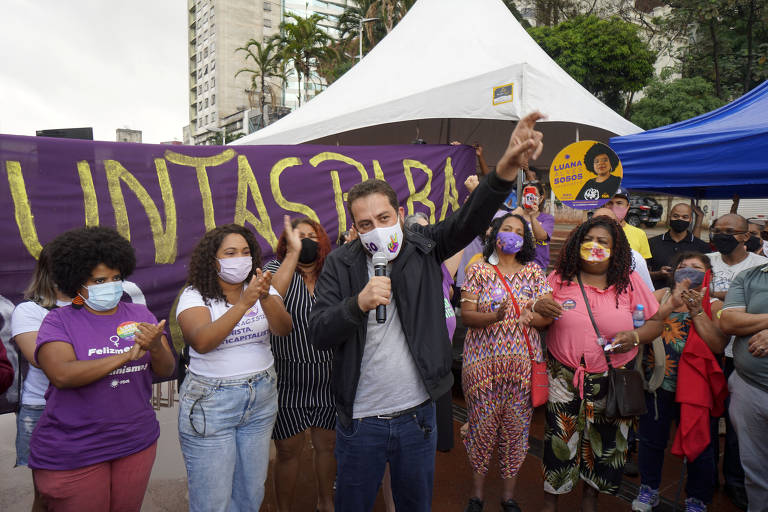 Guilherme Boulos (PSOL), faz discurso na Praça Roosevelt, região central da capital paulista, na tarde deste domingo (25)