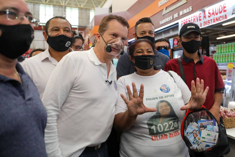 Celso Russomanno durante campanha no mercado da Penha