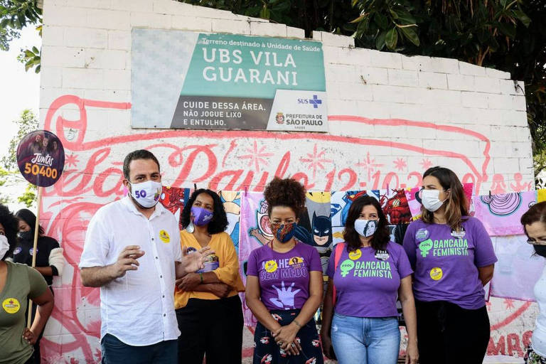 Candidato a prefeitura de Guilherme Boulos visita moradores da Vila Guarani que sofrem com a falta de uma UBS e um hospital na região, no distrito do Jabaquara, Zona Sul