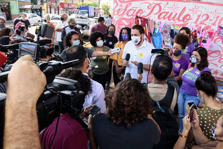 Candidato a prefeitura de Guilherme Boulos visita moradores da Vila Guarani que sofrem com a falta de uma UBS e um hospital na região, no distrito do Jabaquara, Zona Sul