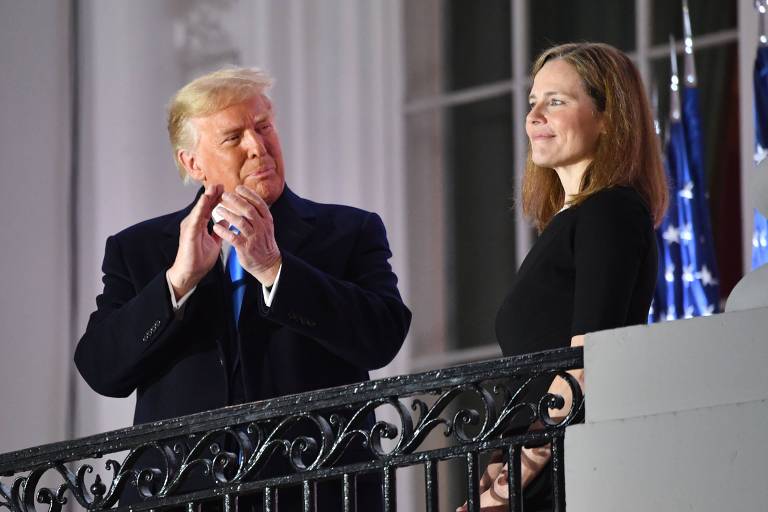 Amy Coney Barrett e Trump na varanda da Casa Branca, ao fim da cerimônia solene de juramento da Suprema Corte