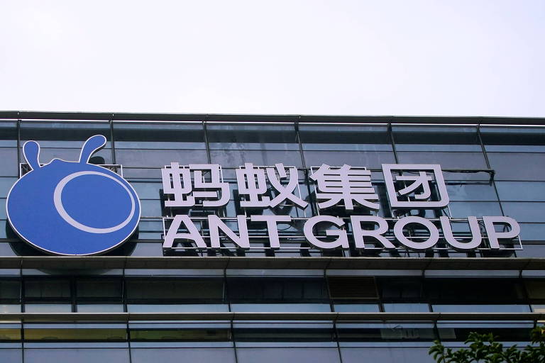 Um logotipo azul reproduz uma ilustração simples de uma formiga; ao lado, está escrito 'ant group' em chinês e inglês