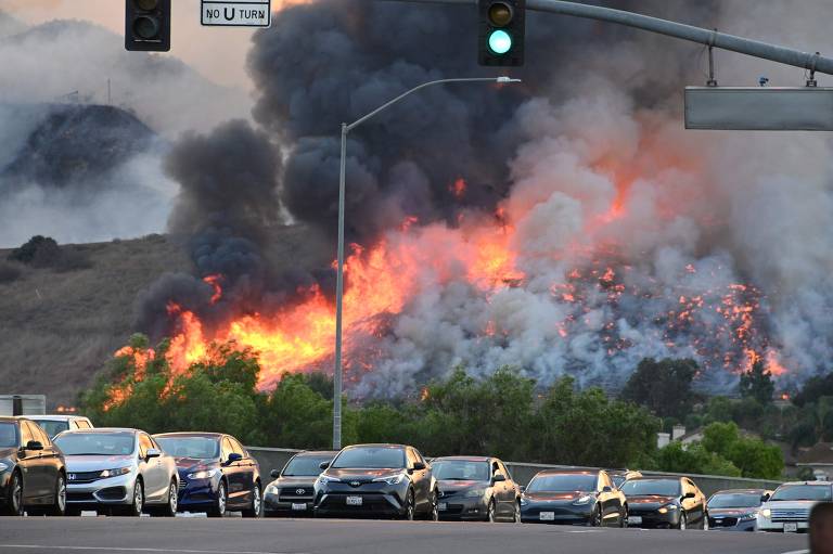 Incêndios florestais avançam na Califórnia; veja fotos de hoje