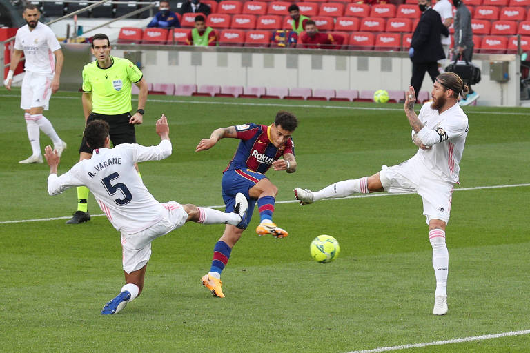 Coutinho, do Barcelona, finaliza a gol no clássico do último sábado (24) contra o Real Madrid, pelo Campeonato Espanhol
