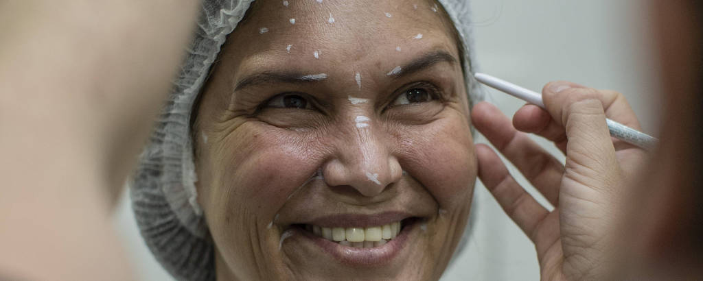 A relações públicas Daniela Raddi durante procedimento de harmonização facial