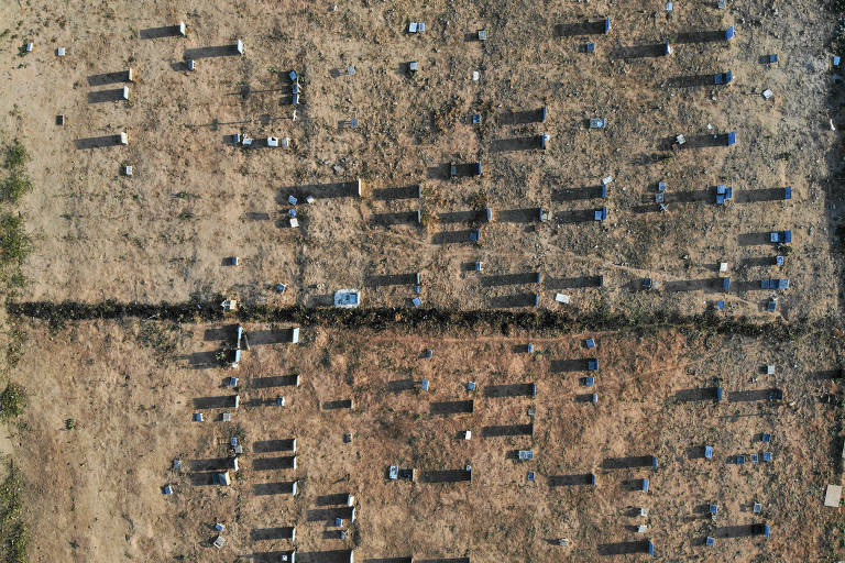 Placas com nomes de pessoas enterradas vistas do alto do cemitério Parque Bom Jardim, a maior área pública para sepultamentos de Fortaleza (CE)