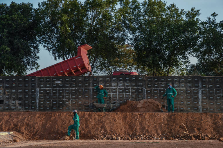 Funcionários trabalham em cemitério Parque Bom Jardim, que viu demanda por enterros crescer na pandemia de Covid-19, em Fortaleza (CE)  