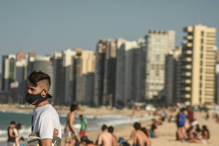 Banhistas se aglomeram em formações rochosas de espigão da avenida Beira-Mar, em Fortaleza (CE), na pandemia de Covid-19 