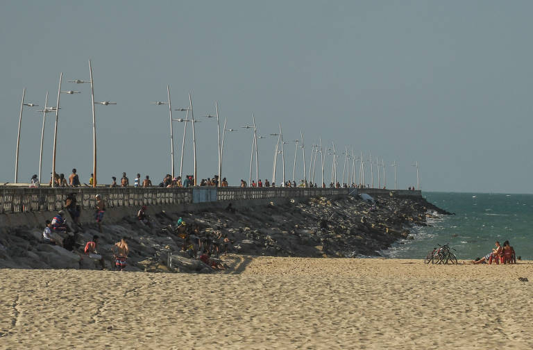 Banhistas se aglomeram em formações rochosas de espigão da avenida Beira-Mar, em Fortaleza (CE), na pandemia de Covid-19 