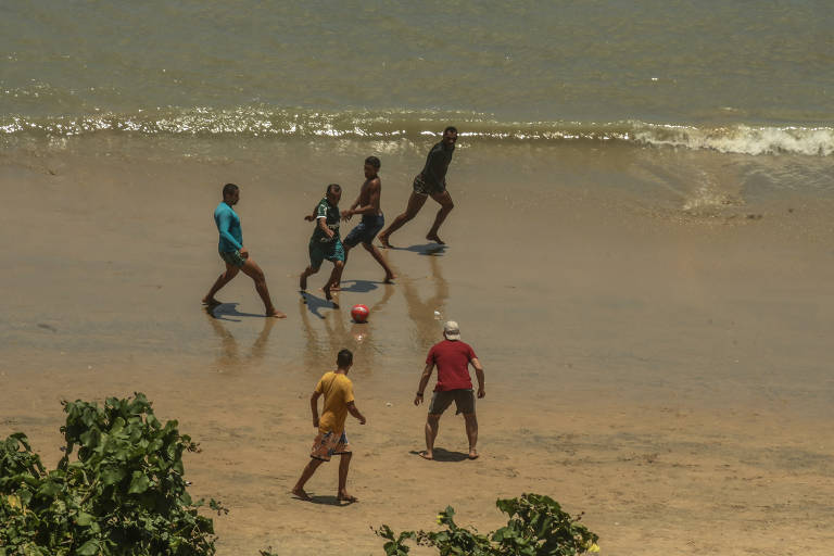Grupo joga bola em praia do Mucuripe, em Fortaleza (CE) 