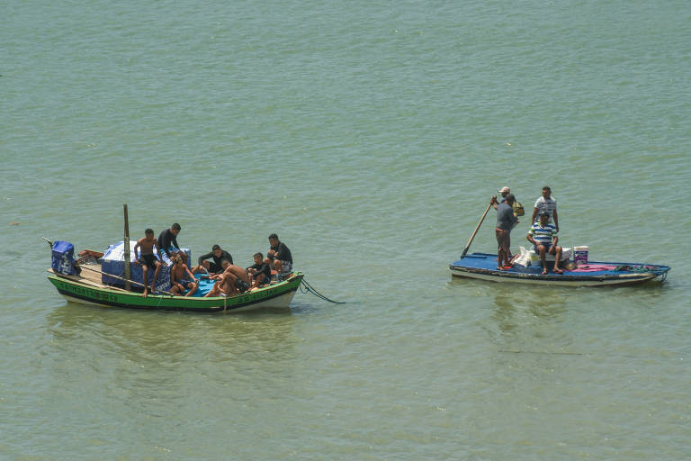 Pescadores em barcos na orla de Fortaleza (CE)