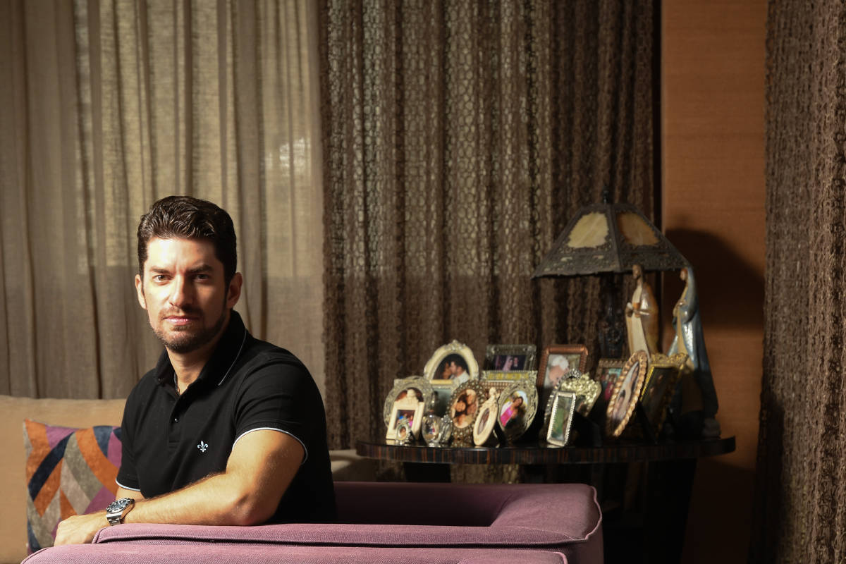 O cantor Paulo Benevides, 41, na sala de seu apartamento em Fortaleza (CE)