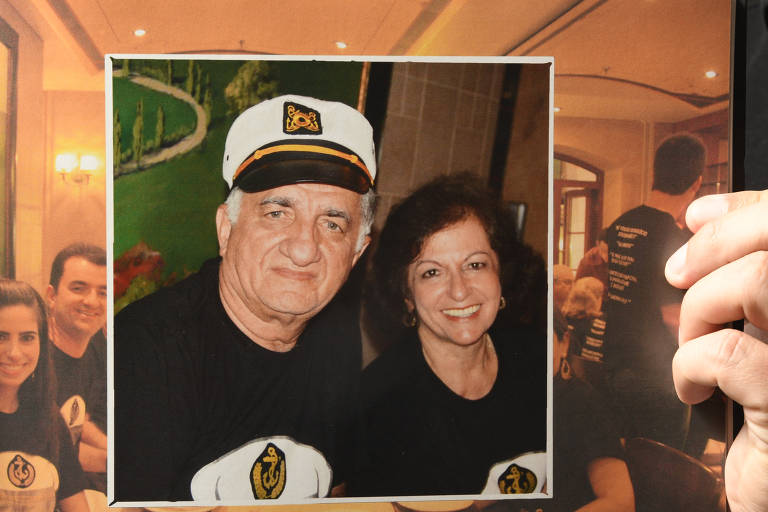 O professor morto por Covid-19 Sérgio Armando Torres Benevides, 74, ao lado da mulher, Maria Inês, 71  em Fortaleza (CE)