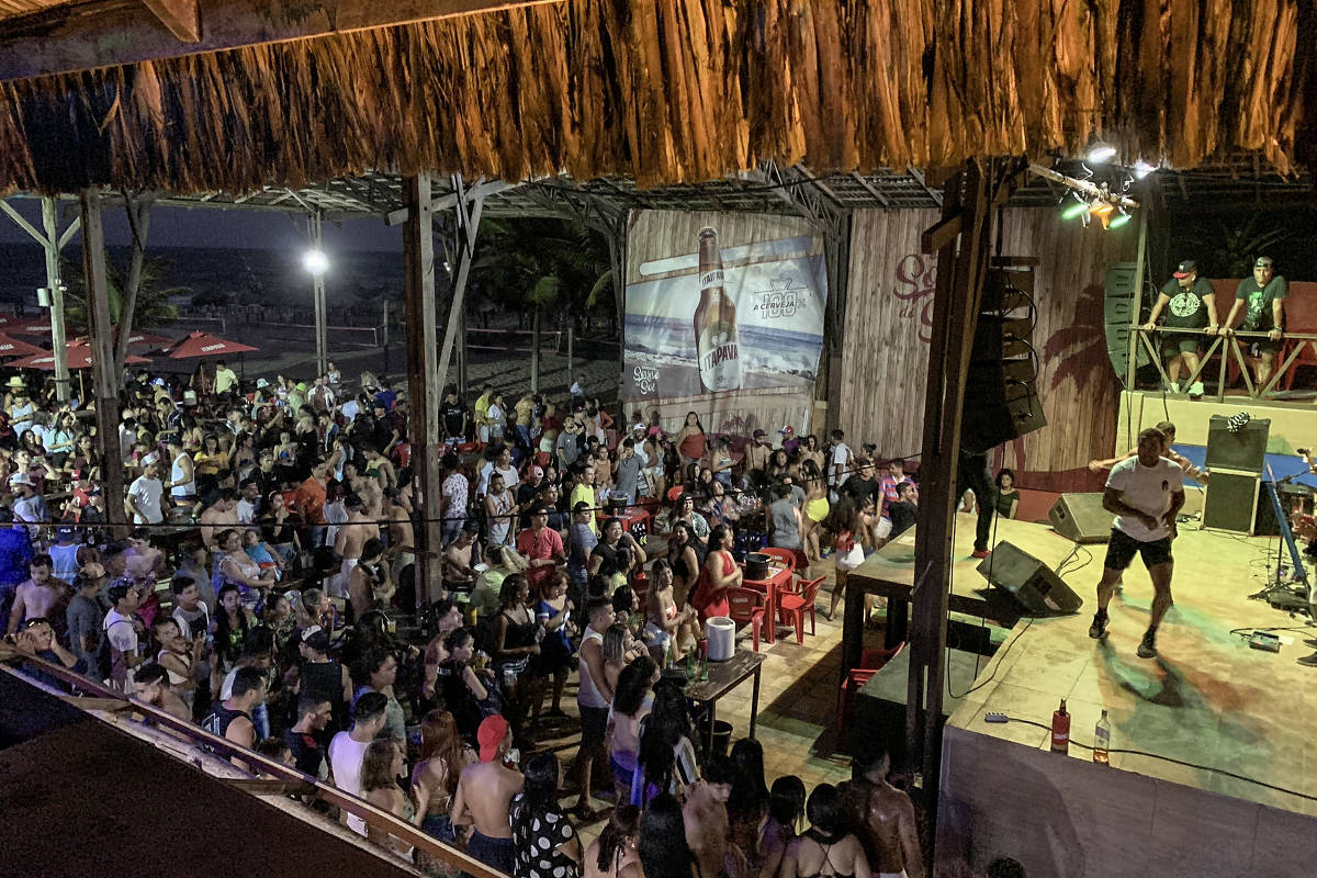 Show de swingueira atrai centenas de pessoas sem mÃ¡scaras sob a barraca Sorriso do Sol, na praia do Futuro, em Fortaleza (CE)