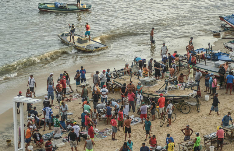 Pescadores se aglomeram no Mucuripe, em Fortaleza (CE)  