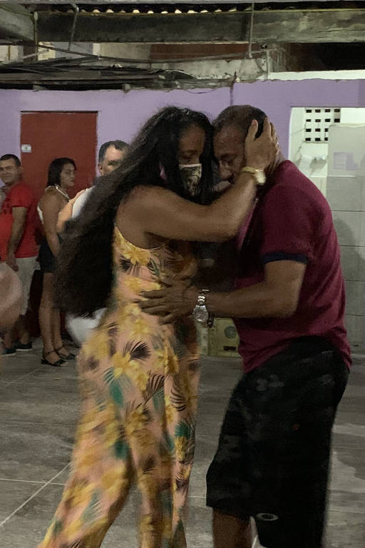 Casais dançam no Forró do Albano na periferia de Fortaleza; espaço descumpre regras sanitárias ao promover evento em espaço fechado durante a pandemia de Covid-19 