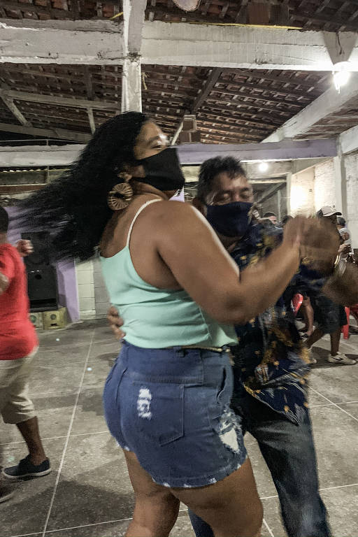 Casais dançam no Forró do Albano na periferia de Fortaleza; espaço descumpre regras sanitárias ao promover evento em espaço fechado durante a pandemia de Covid-19 
