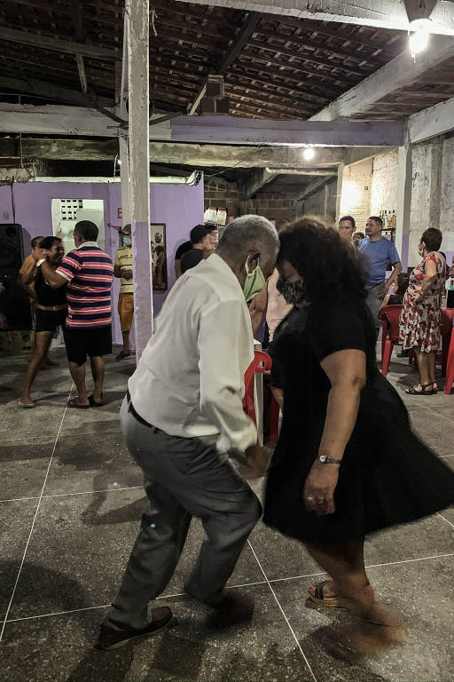 Casais dançam no Forró do Albano na periferia de Fortaleza; espaço descumpre regras sanitárias ao promover evento em espaço fechado durante a pandemia de Covid-19   