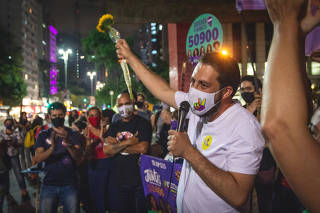 Guilherme Boulos faz campanha no MASP