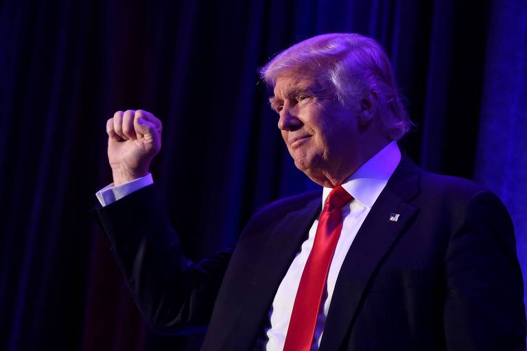 O então presidente eleito Donald Trump celebra vitória na eleição de 2016 no New York Hilton Midtown, em Nova York