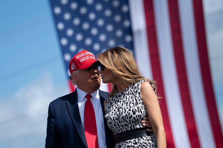 O presidente Donald Trump faz campanha ao lado da primeira-dama Melania Trump em Tampa, na Flórida. 
