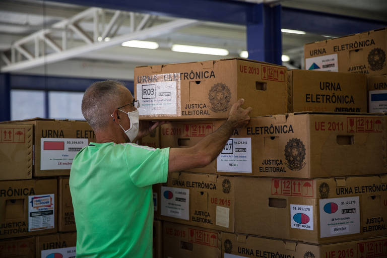 Na terceira zona eleitoral de São Paulo, no Bom Retiro, funcionário prepara e lacra as urnas que serão utilizadas nas eleições municipais em novembro