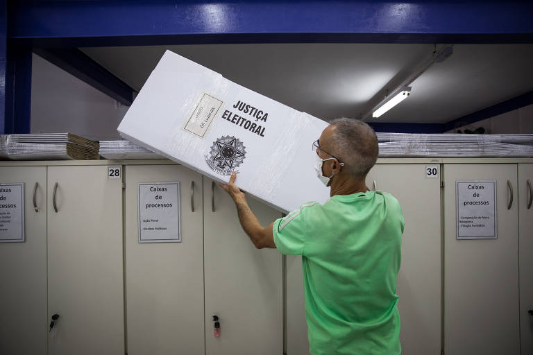 Na terceira zona eleitoral de São Paulo, no Bom Retirono, funcionário prepara e lacra as urnas que serão utilizadas nas eleições municipais em novembro