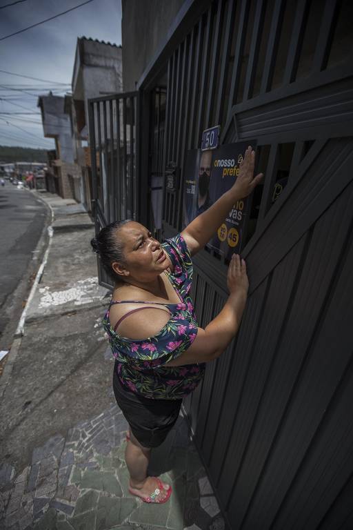 Marilene do Jardim Nossa Senhora do Carmo, 49, líder comunitária e moradora do Jardim Nossa Senhora do Carmo (zona leste), cola cartazes de Bruno Covas (PSDB)
