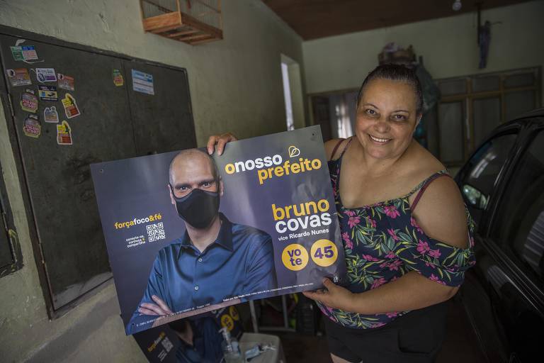 Marilene do Jardim Nossa Senhora do Carmo, 49, líder comunitária e moradora do Jardim Nossa Senhora do Carmo (zona leste), coma cartazes de Bruno Covas (PSDB)