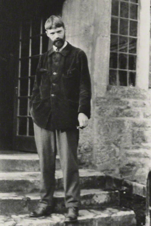 D.H. Lawrence de pé em uma escada