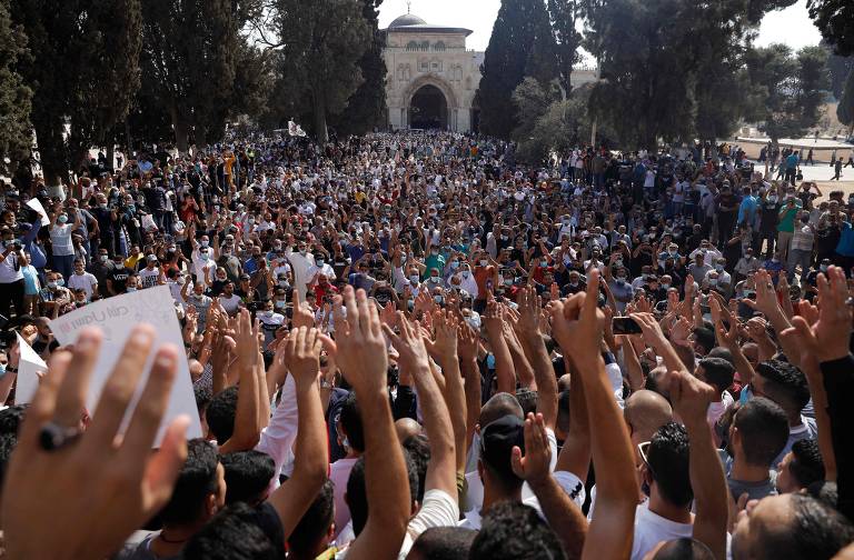 Palestinos protestam contra defesa feita por Emmanuel Macron do direito de publicar charges de Maomé, na mesquita de al-Aqsa, em Jerusalem