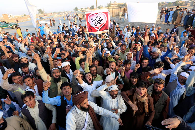 Afegãos em passeata contra declarações de Macron sobre cartuns de Maomé, nos arredores de Jalalabad