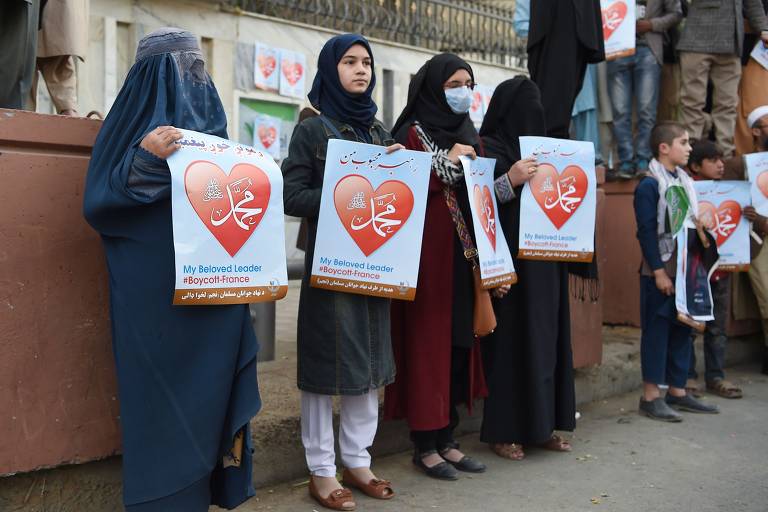 Em Cabul, muçulmanas afegãs mostram cartazes de protesto contra declarações de Macron sobre caricaturas de Maomé