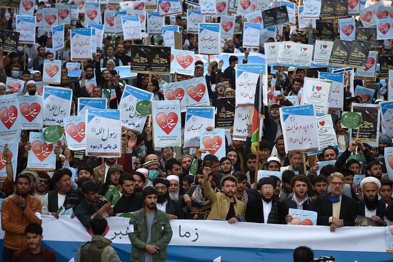 Manifestantes muçulmanos protestam contra o presidente francês no centro de Cabul, no Afeganistão