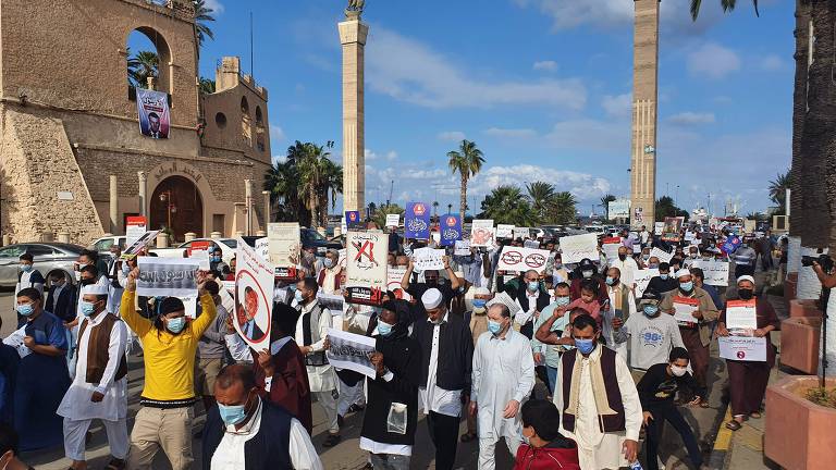 Protesto contra o presidente francês Emmanuel Macron na praça dos Mártires, em Trípoli, na Líbia