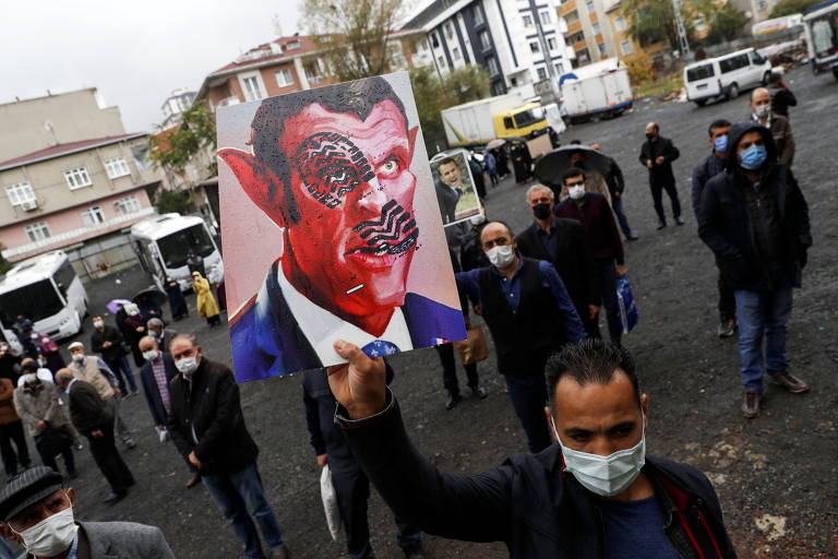 Caricatura de Macron em protesto em Istambul, na Turquia