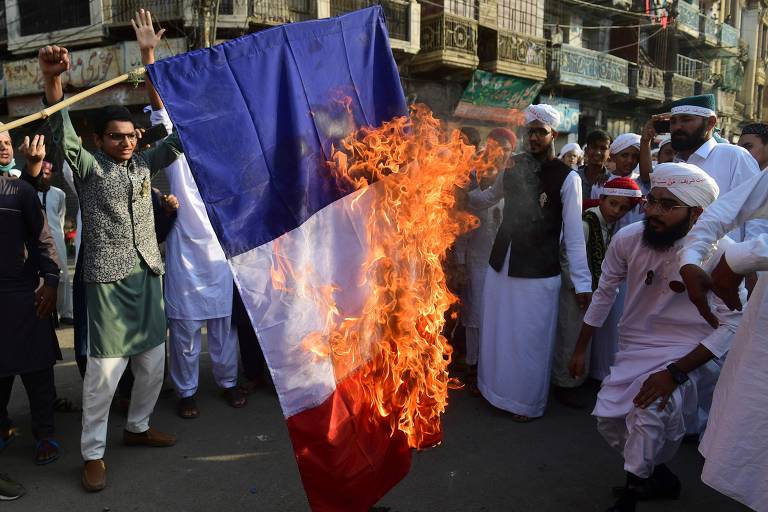 Paquistaneses sunitas queimam bandeira da França em protesto em Karachi