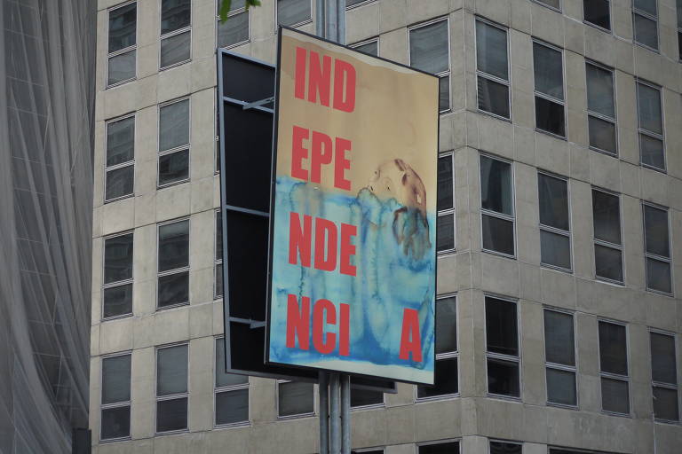 Painel da Exposição de Maio na Paulista 2020, que tem como tema "Liberdade e Democracia". Obra de Pinky Wainer. 