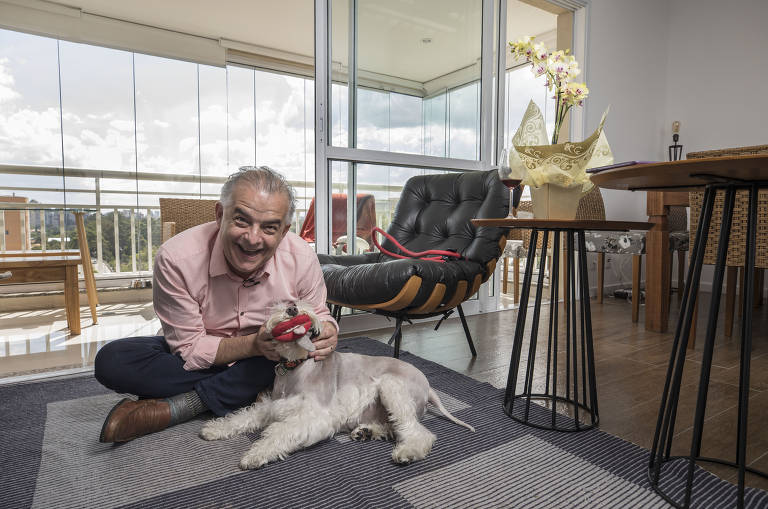 O candidato à prefeitura Márcio França com seu cachorro, Tabule 