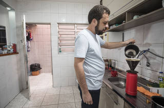 ESPECIAL***Candidatos a prefeito mostram suas casas***  Candidato Guilherme Boulos (PSOL)  faz cafe  na cozinha de sua casa no Jd Catanduva (no Campo Limpo)